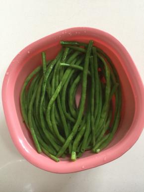 焯水后的豆角过几遍凉水，让豆角彻底变凉。