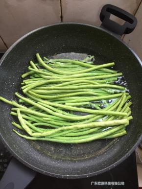 水烧开放入少许盐和几滴油，放入豆角焯水至豆角变软即可。