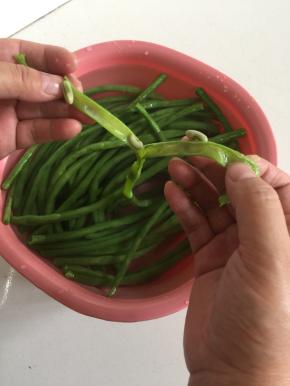 想做出来的豆角更加入味儿，可以用手把豆角从中间撕开。（我嫌麻烦，没有撕开，直接摆盘的，味道也还可心哦。）