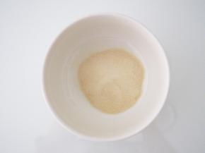 吉利丁粉中加入适量清水搅拌融化。