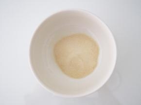 吉利丁粉中加入适量清水搅拌融化。