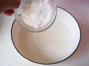 牛奶和淡奶油混合均匀后加入白糖搅拌融化。