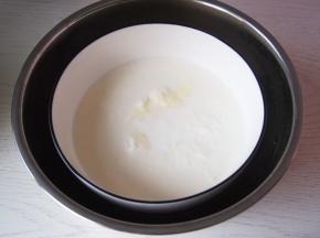 将容器隔水加热至50度左右，边加热边搅拌。