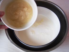 将融化的吉利丁粉加入，搅拌至完全融化。