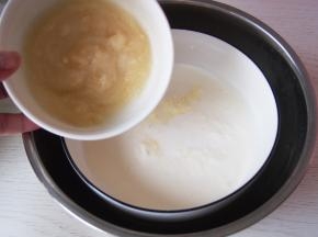 将融化的吉利丁粉加入，搅拌至完全融化。