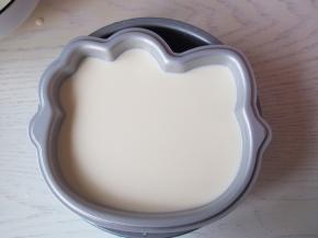 将液体晾凉后倒入模具。此款模具底部略有不平，我找了个6寸的戚风模具正好套上。