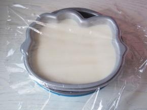 盖上一层保鲜膜，放到冰箱中冷藏凝固。