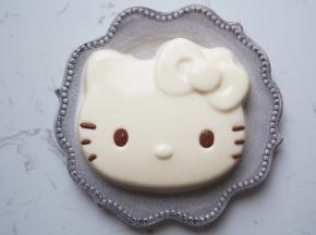 取出后将模具倒扣在盘子中，用吹风机吹一圈就脱模了。用融化的巧克力画上眼睛和胡须就完成啦~