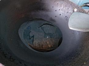 锅内放油，烧热。