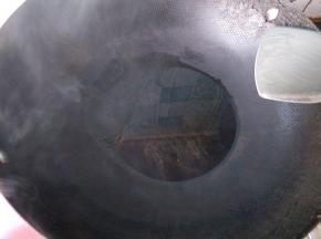 烧至八成热。