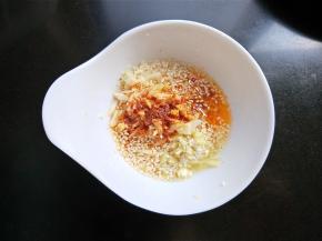 将热油淋入碗中。