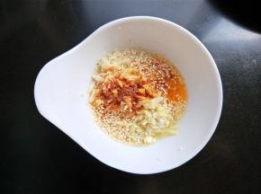 将热油淋入碗中。
