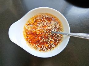 放白糖，鸡精，陈醋，味极鲜酱油。