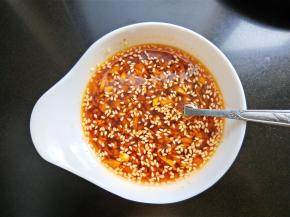 放盐，小麻油，一勺白开水，搅拌均匀。