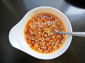 放盐，小麻油，一勺白开水，搅拌均匀。