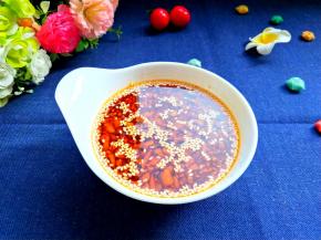 拍照，可以凉拌黄瓜，皮蛋 凉皮，还可以蘸饺子吃，方便极啦！