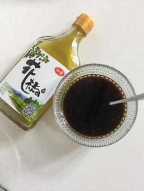 取一个空碗放入两勺味极鲜酱油，两勺香醋，一勺糖，一勺香油，几滴仲景花椒油，一勺盐，适量的凉开水搅拌均匀备用。