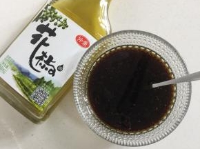 取一个空碗放入两勺味极鲜酱油，两勺香醋，一勺糖，一勺香油，几滴仲景花椒油，一勺盐，适量的凉开水搅拌均匀备用。