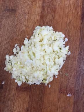 蒜瓣剁成蒜末备用。