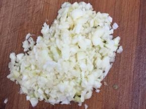 蒜瓣剁成蒜末备用。