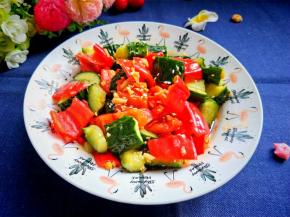 看，酱汁浇到黄瓜彩椒上，拌一拌就可以吃啦！