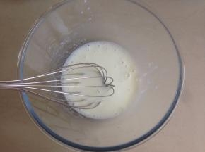 温热水溶解奶粉（也可以直接用50克纯牛奶代替），放凉加入玉米油，搅拌至不见油星，乳化好