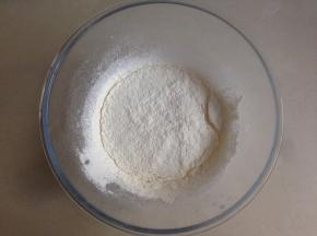 将面粉过筛进去