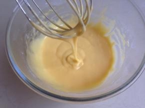 拌好的蛋黄糊细腻