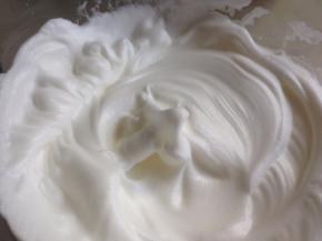 蛋清里分三次加入细砂糖，打至偏干性发泡