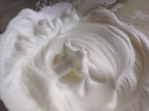 蛋清里分三次加入细砂糖，打至偏干性发泡