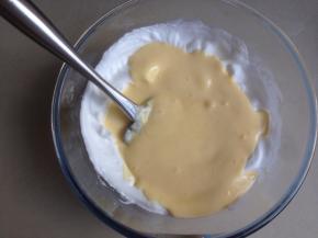 再倒回剩余的蛋白霜里，以同样的手法翻拌均匀