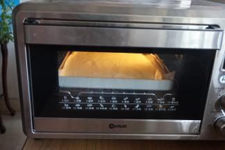 放入已经预热到170度的东菱K40C烤箱中下层，烘烤18分钟左右（烘烤温度依据各家烤箱脾气而定）