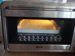 放入已经预热到170度的东菱K40C烤箱中下层，烘烤18分钟左右（烘烤温度依据各家烤箱脾气而定）