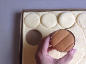 烘烤结束，将蛋糕取出，晾3分钟再倒扣，撕掉油纸，放凉后用圆形模具盖出16块小蛋糕