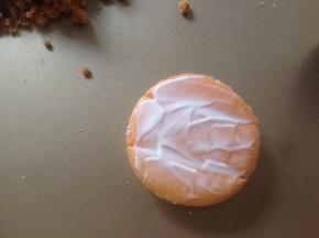 在小蛋糕片上抹上沙拉酱，抹多一些