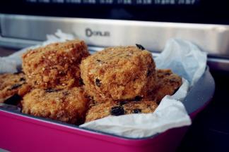 在四周也抹上沙拉酱粘肉松，海苔肉松小贝就做好了