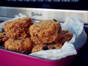 在四周也抹上沙拉酱粘肉松，海苔肉松小贝就做好了