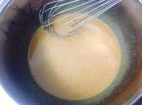 接着将花生酱和玉米油用手动打蛋器搅匀。