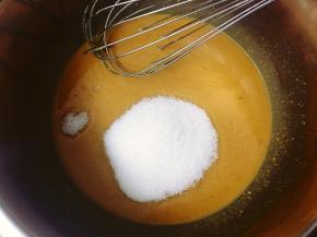 然后加入细砂糖和盐，搅拌均匀。