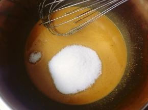 然后加入细砂糖和盐，搅拌均匀。