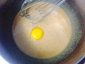 将鸡蛋敲开，蛋白留在碗里，先将蛋黄加入到花生酱和玉米油的混合物中，搅拌均匀后加入蛋白继续搅匀。