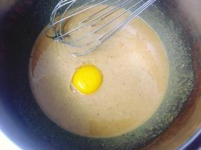 将鸡蛋敲开，蛋白留在碗里，先将蛋黄加入到花生酱和玉米油的混合物中，搅拌均匀后加入蛋白继续搅匀。