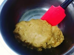 最后加入过筛好的低筋面粉，用刮刀轻轻拌成面团。