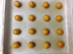 开始饼干整形，先将面团分成10克左右一个的小剂子，搓成圆形，放入烤盘。