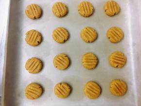 接着用叉子压出纹路，将所有饼干整形好。