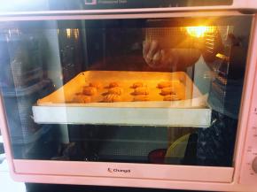 放入提前预热至180度的烤箱中层，上下火烘烤15分钟左右。