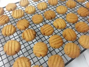 烤至表面金黄即可出炉，放在晾网上晾凉，等饼干彻底凉透后密封保存。