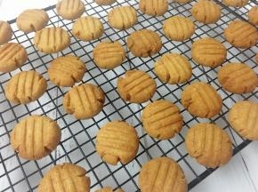 烤至表面金黄即可出炉，放在晾网上晾凉，等饼干彻底凉透后密封保存。