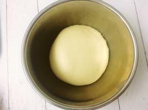 首先将除黄油以外的所有材料放入厨师机搅拌盆里先低速揉成团，再开中速揉至面团光滑的状态时加入软化的黄油，继续揉至面团至完全阶段，能拉出透明的有韧性的薄膜，取出面团滚圆后放入容器里密封好。