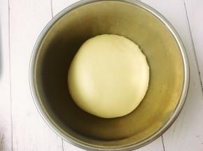 首先将除黄油以外的所有材料放入厨师机搅拌盆里先低速揉成团，再开中速揉至面团光滑的状态时加入软化的黄油，继续揉至面团至完全阶段，能拉出透明的有韧性的薄膜，取出面团滚圆后放入容器里密封好。